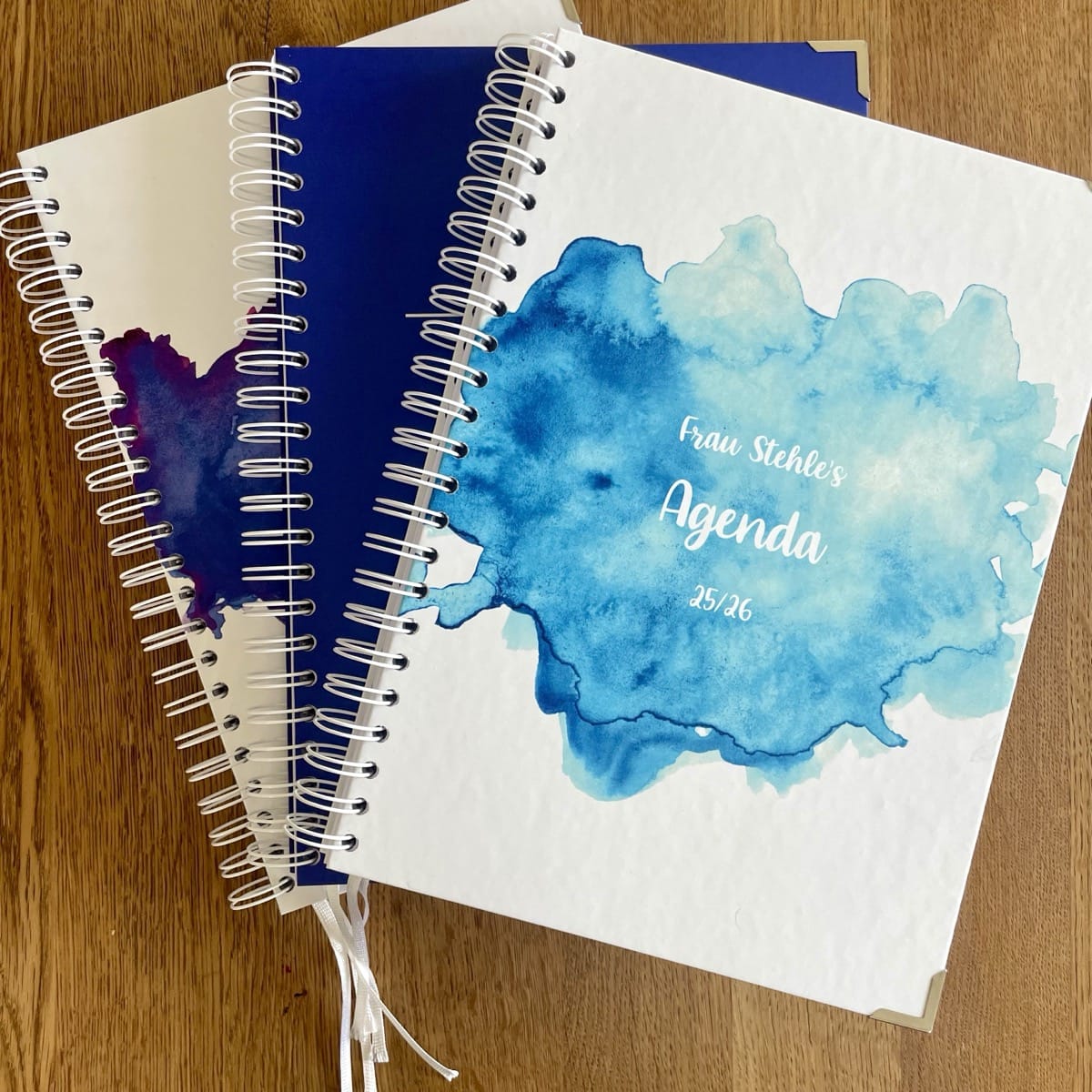 Personalisierte Lehreragenda mit Aquarell-Cover – dream. plan. teach.